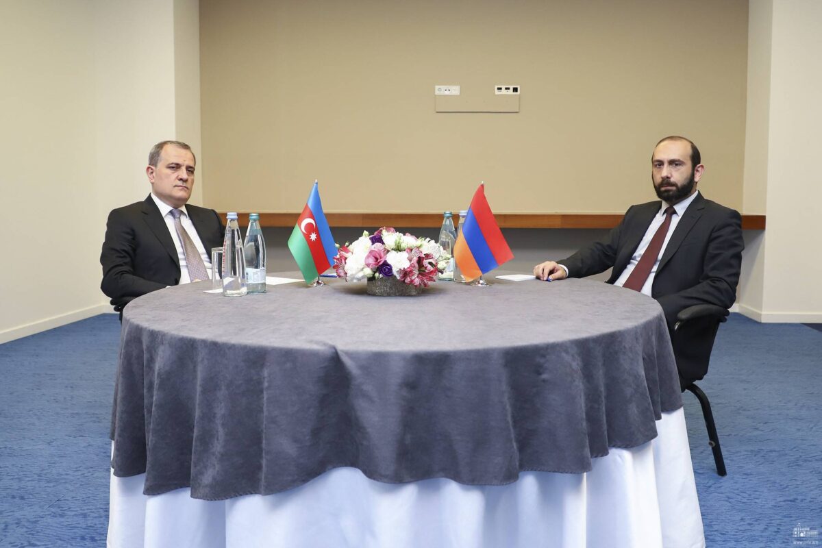 Mirzoyan ve Bayramov Tiflis'te görüştü